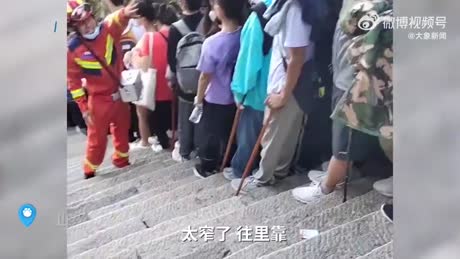 游客爬泰山途中突發疾病，消防員抬擔架爬千級臺階送醫
