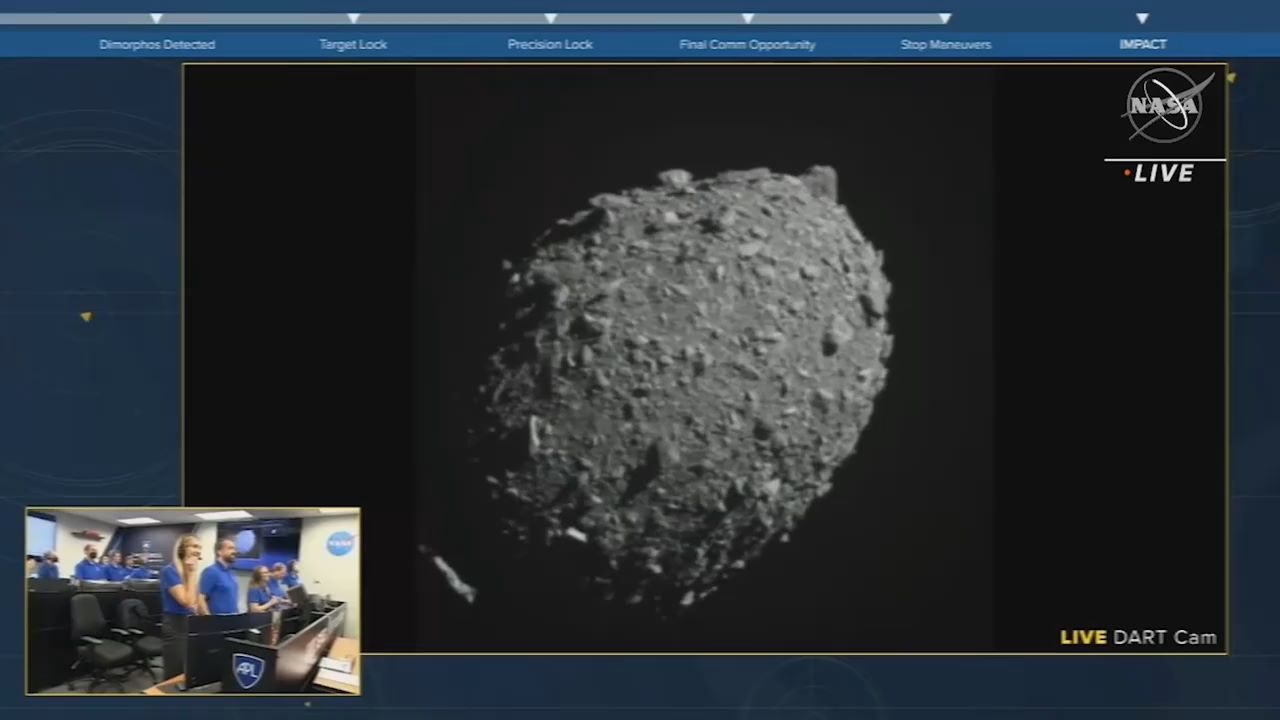 NASA宇宙飛船成功撞擊小行星 第一視角現場：鏡頭迎面撞上坑洼表面