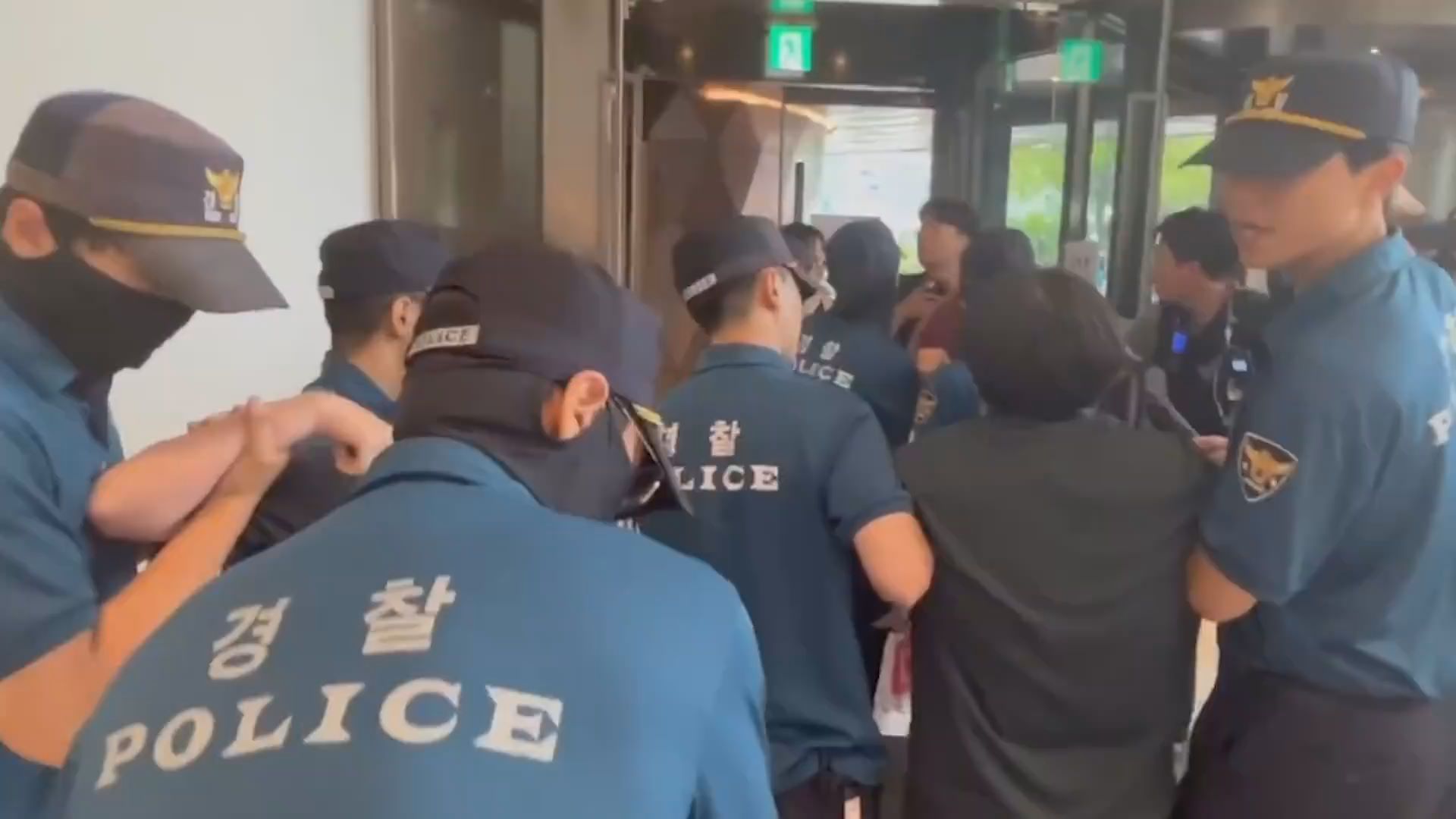 韓國16人試圖闖入日本駐韓大使館被拘