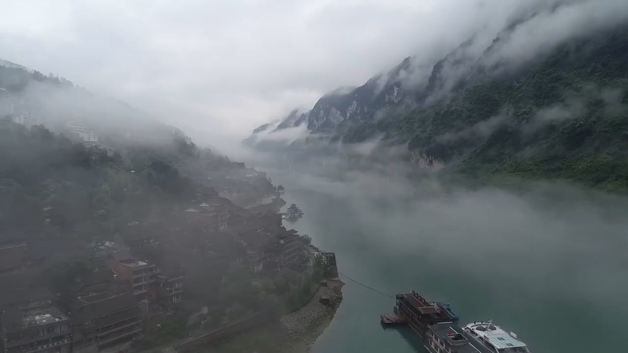  After the rain, the clouds and mist of Wujiang River turn into beautiful ink painting