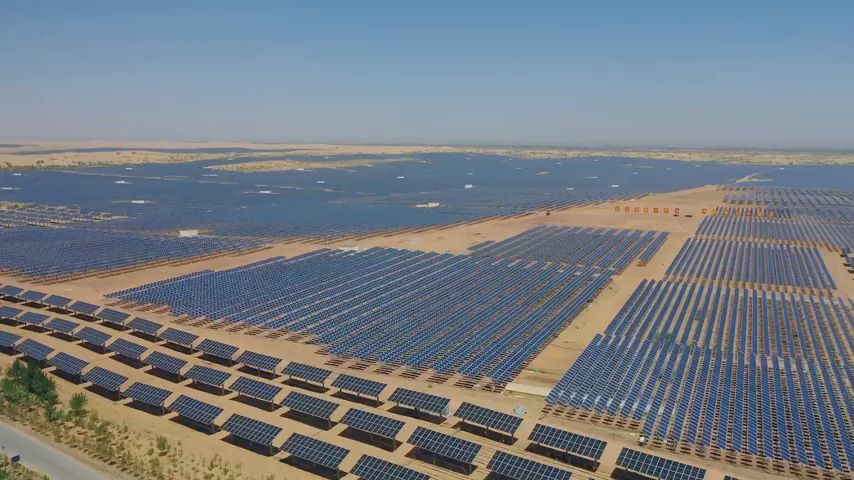  Looking at China from a myriad of perspectives, the green tide surges in northern Xinjiang, planting grass, raising chickens and raising sheep: Hangzhou Jinqi realizes three-dimensional ecological photovoltaic desertification control