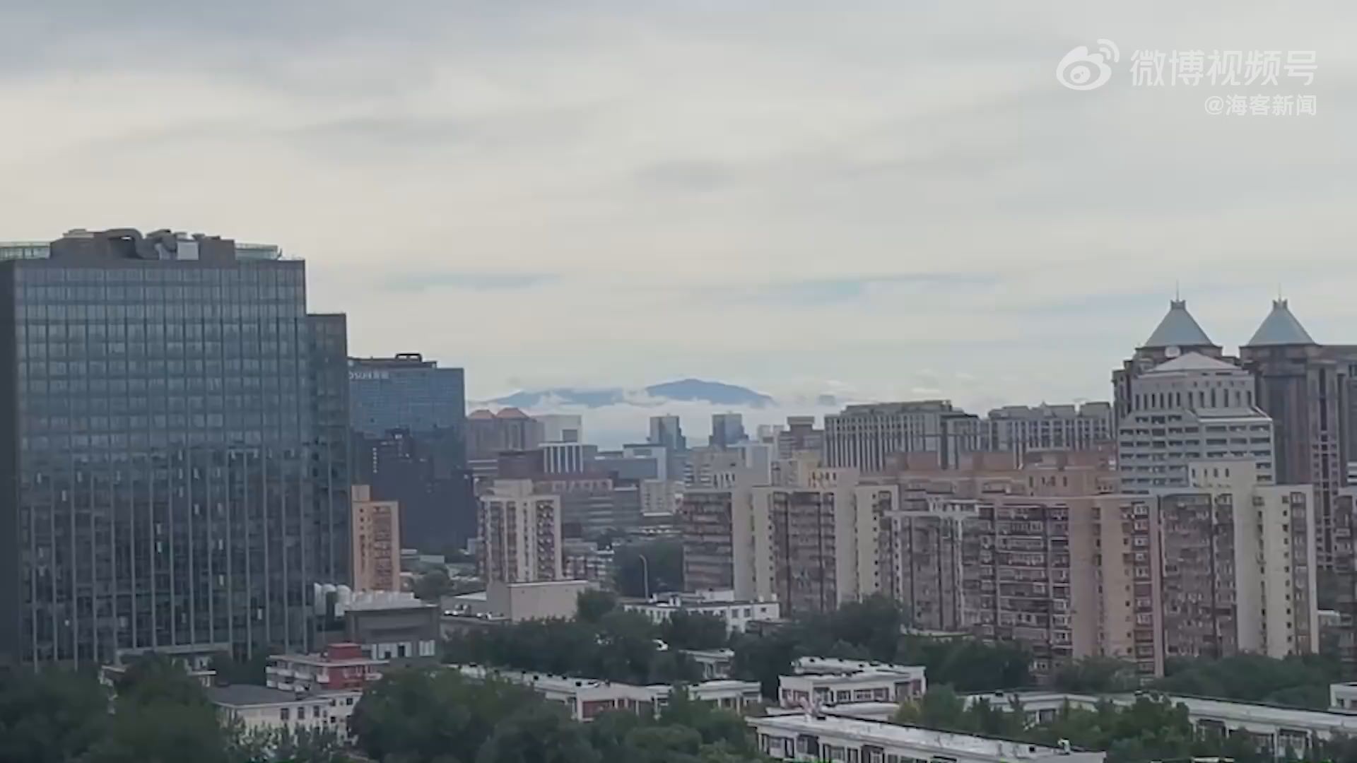  On the first day of college entrance examination, a magnificent sea of clouds appears after rain in Beijing