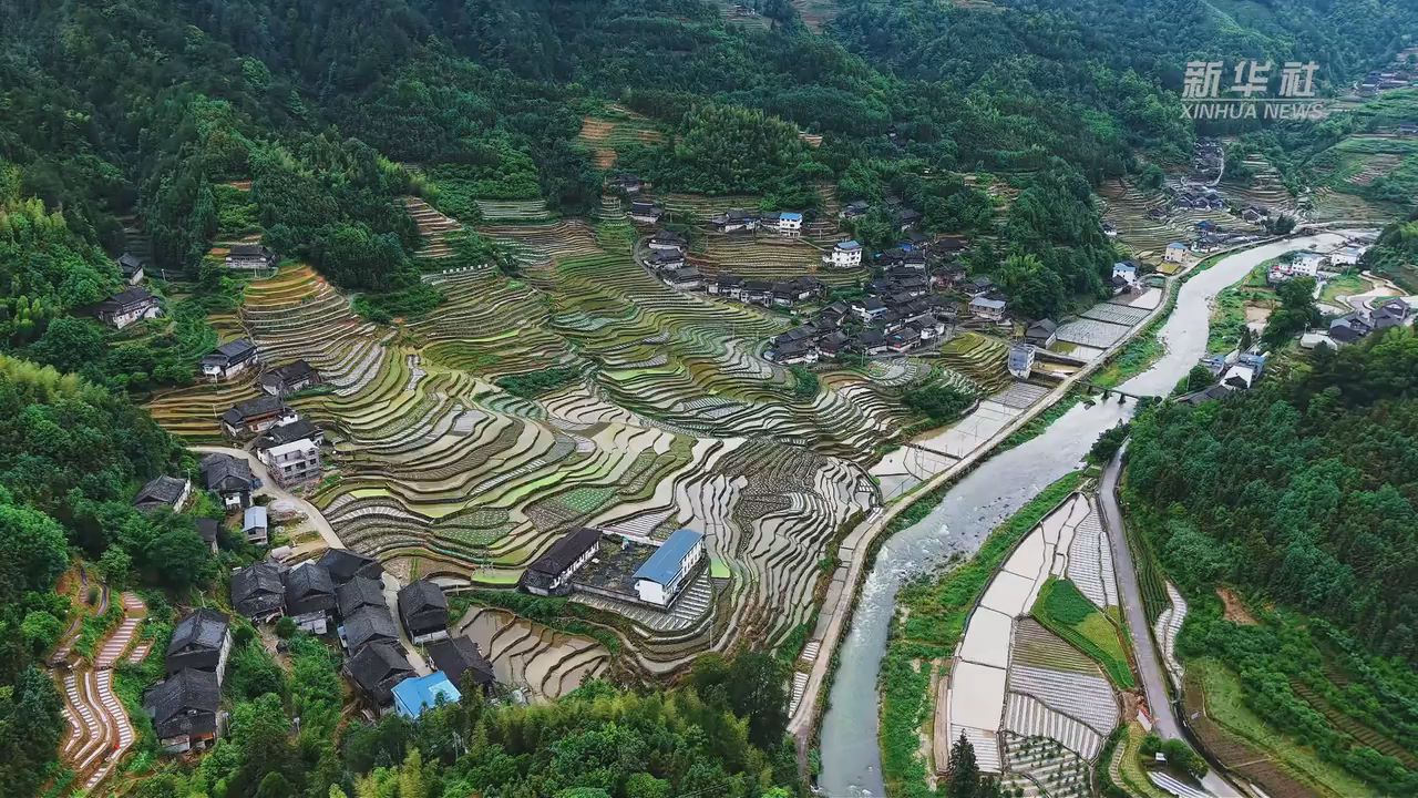 瞰中國丨廣西龍勝：雨霽梯田潤 人在畫中耕