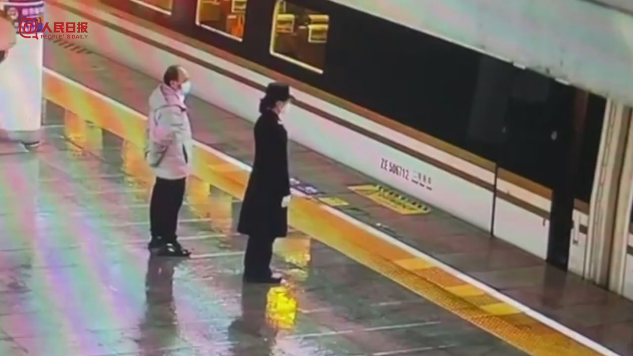 铁路双胞胎姐妹在站台紧紧相拥，究竟是怎么一回事？