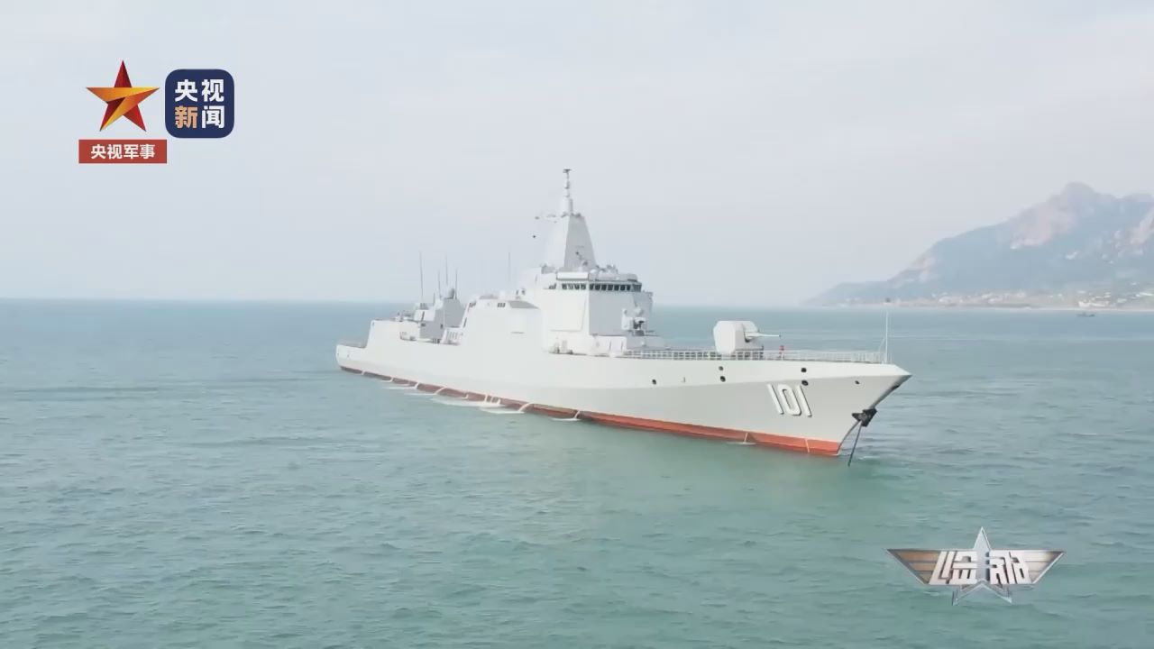 威武霸气看万吨大驱南昌舰挺进蓝海