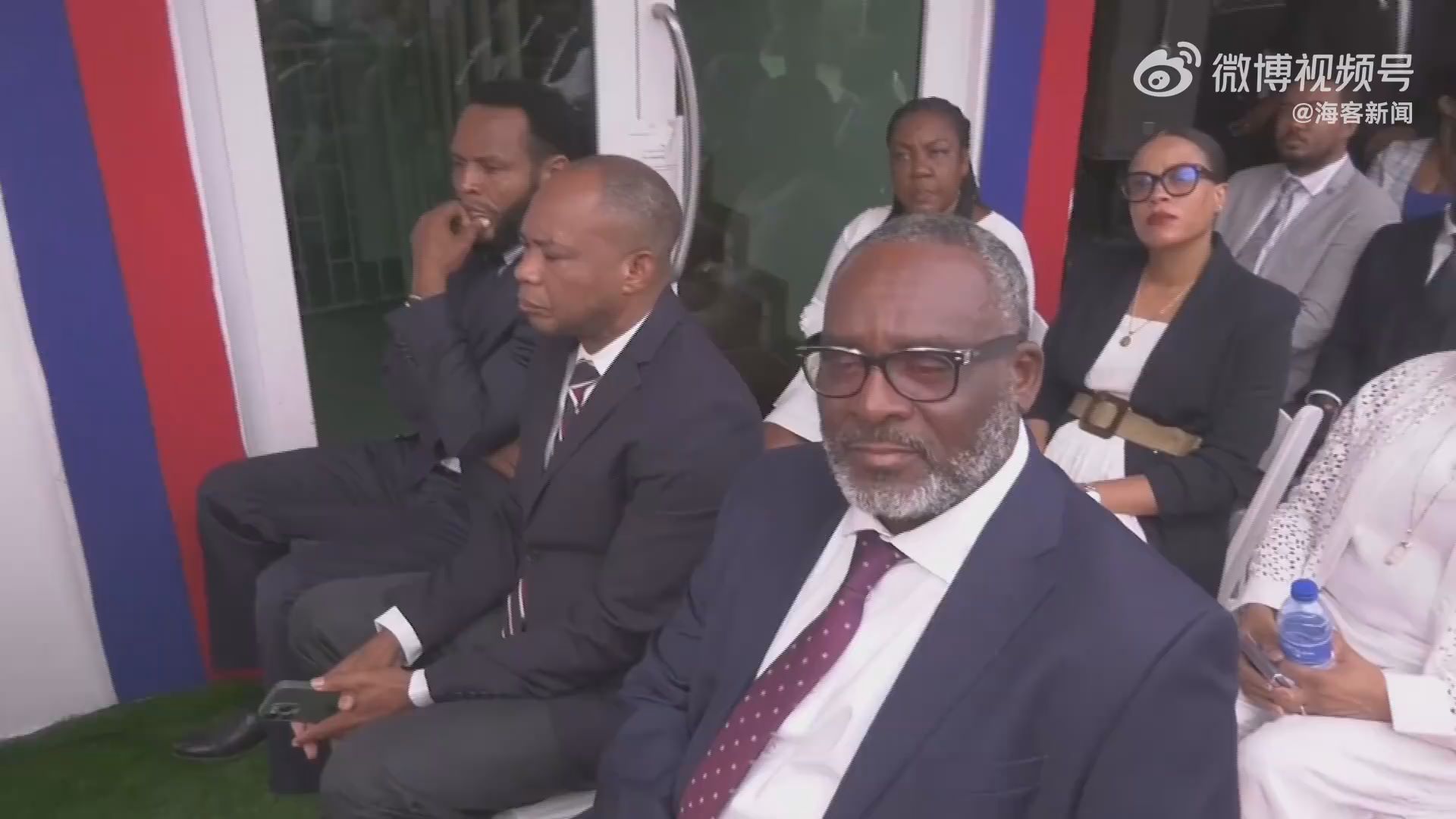 海地过渡总统委员会枪声中宣誓就职
