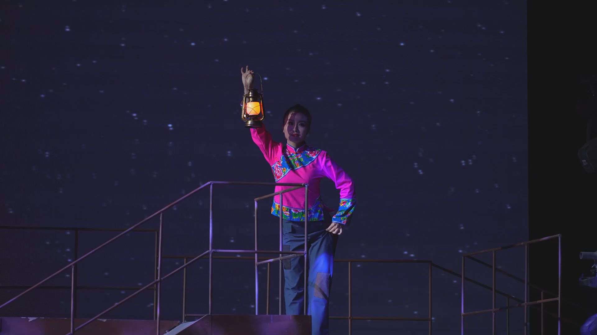 舞蹈《油灯照映烽火路》