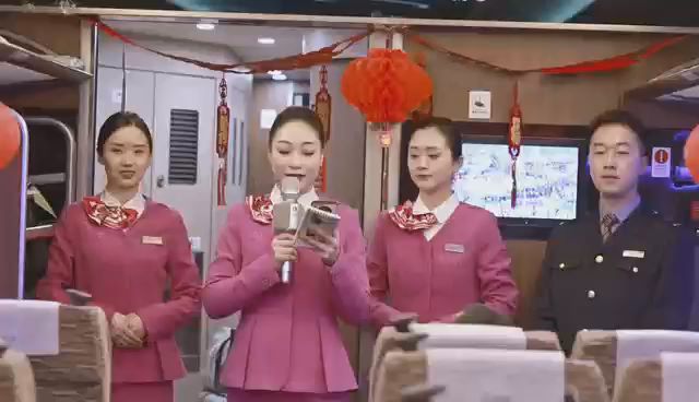 重庆列车车厢“闹”元宵 欢声笑语编织温馨难忘旅途